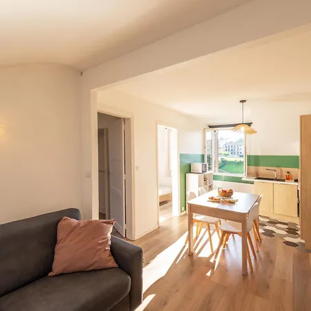 Moderne, Confortable Et Bien Situe *